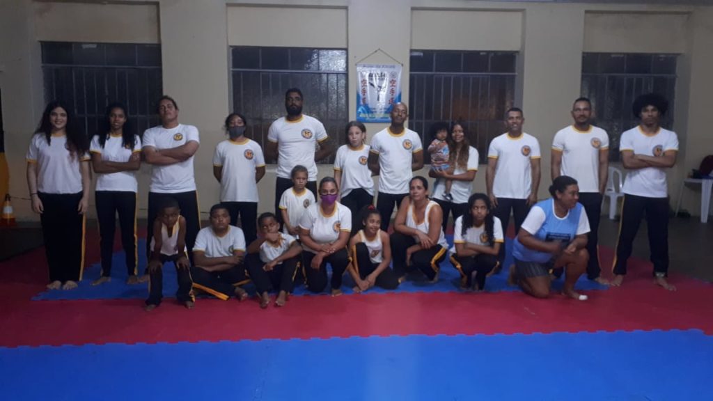 Alunos e mestre da Associação de Capoeira Energia da Terra
Foto: Arquivo pessoal